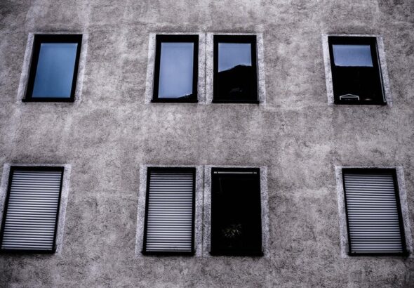 okna-antracytowe-a-elewacja-domu-jak-dobrac-idealne-polaczenie-kolorystyczne-1