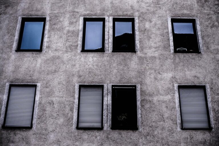 okna-antracytowe-a-elewacja-domu-jak-dobrac-idealne-polaczenie-kolorystyczne-1