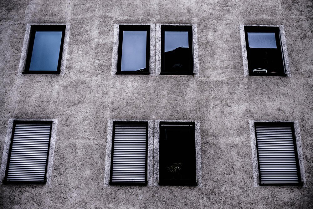 okna-antracytowe-a-elewacja-domu-jak-dobrac-idealne-polaczenie-kolorystyczne-1